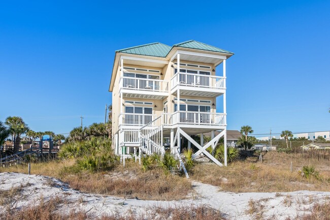 Newly Renovated Beach Front Four Bedroom Home - Newly Renovated Beach Front Four Bedroom Home