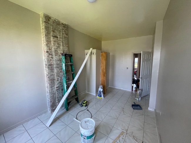Building Photo - 636 Sheffield Ave Unit 2 Rental