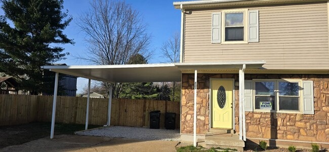 Building Photo - Spacious 3 Bedroom and 1.5 baths Duplex