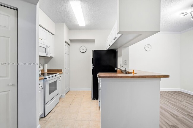 Building Photo - 17150 N Bay Rd Unit 2301