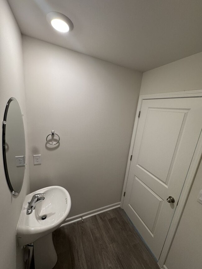 Photo - ***** $200 OFF FIRST MONTH RENT *****