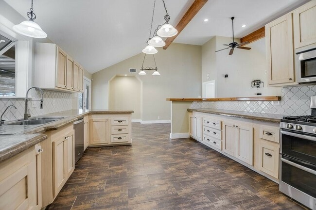 Photo - 441 Leaning Oak Trail