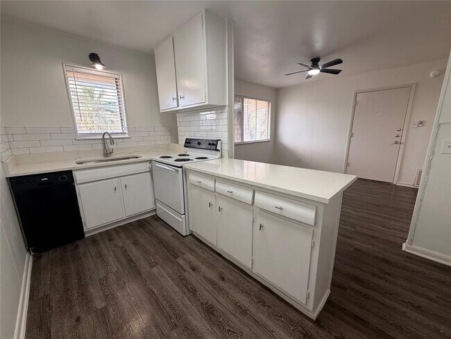 Photo - 3304 Red River St Unit 204