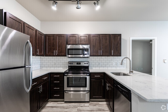2BR, 2BA - 1,010 SF