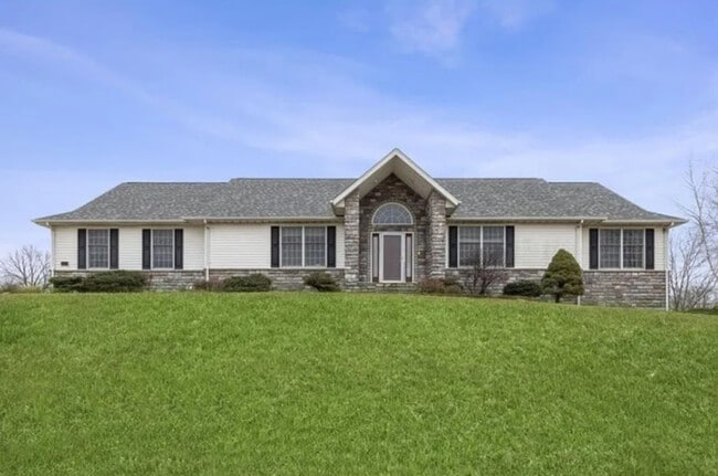 Building Photo - 4 bed, 4 bath Single Family Home FOR RENT