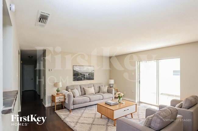 908 Wandering Way Dr