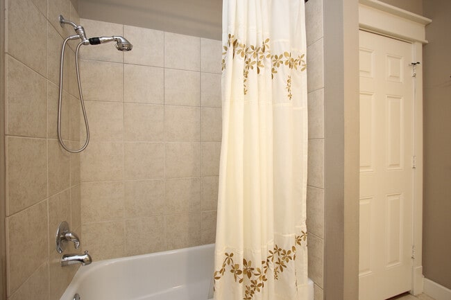 Photo - 5012 Blossom St