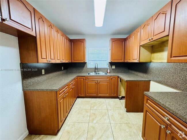 Building Photo - 717 NE 10th Ave Rental