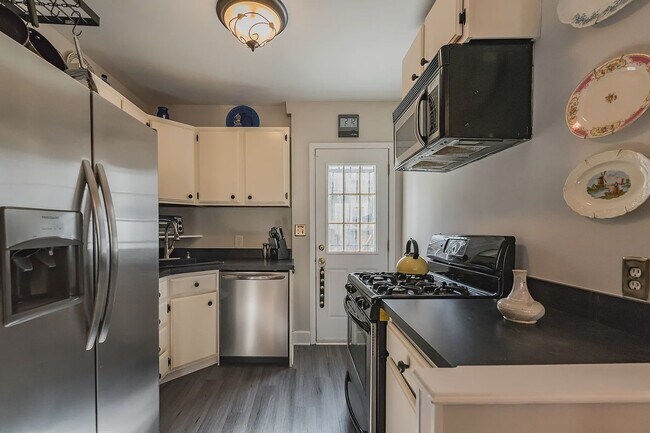 Photo - 2214 Pemberton St