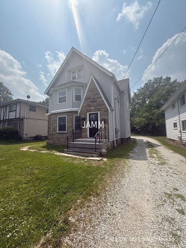 Building Photo - 1588 S Green Rd Rental