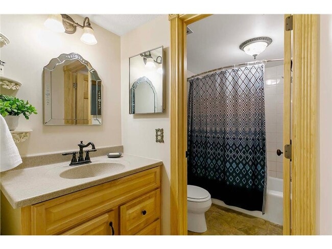 Building Photo - 4560 Cedar Lake Rd S Unit 3