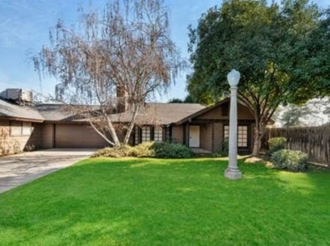 Building Photo - NW Visalia Home Coming Soon!