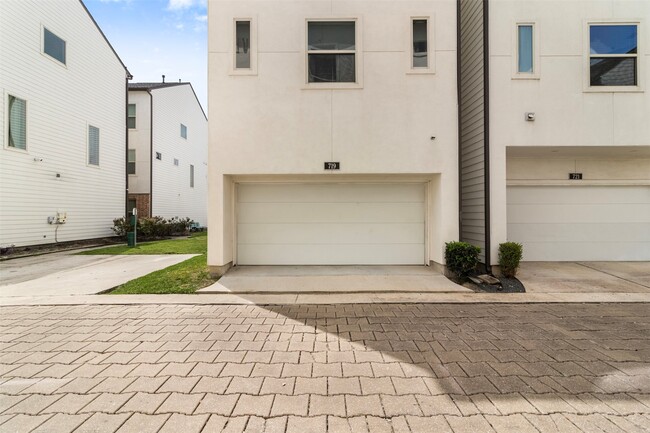 Building Photo - 719 Schwartz St