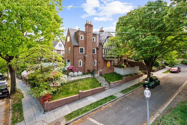 Photo - 4400 Q St NW Unit Renovated 7-bdr 4400Q