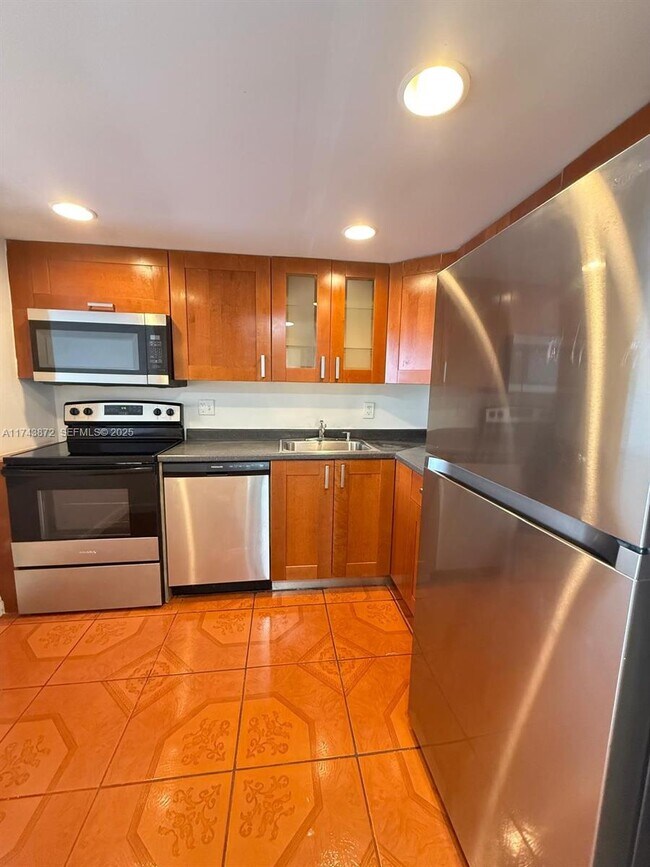 Building Photo - 13499 Biscayne Blvd Unit 1114