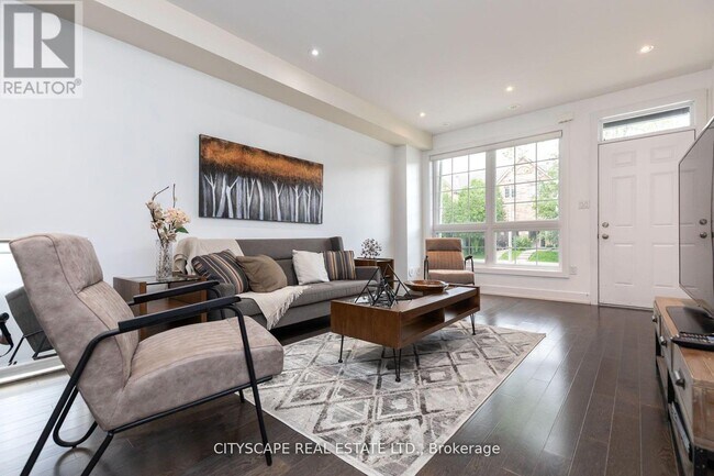 Photo - 1084 Lansdowne Ave