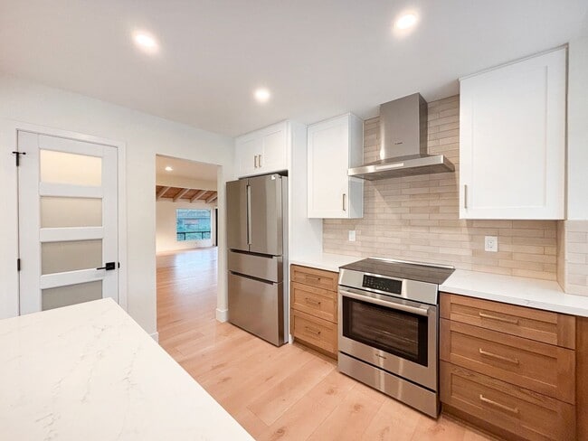 Building Photo - Beautifully Renovated 3BD/2.5BA House in L...