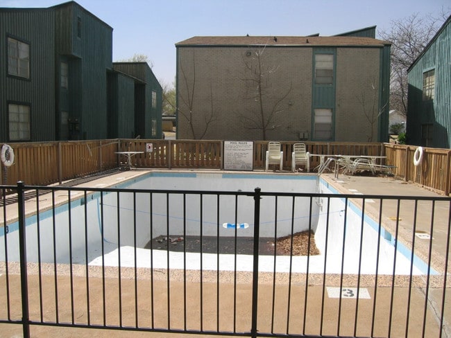 Pool - Heritage House Apartments