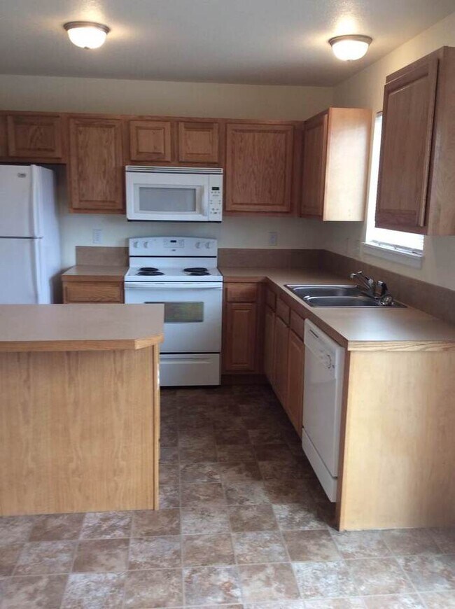 Photo - Spacious 3 Bedroom, 2.5 Bathroom Townhome located in the Eagle Heights Subdivision