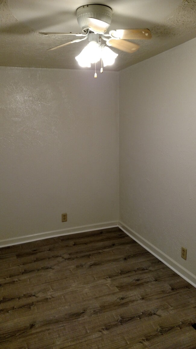 Photo - 121 College St