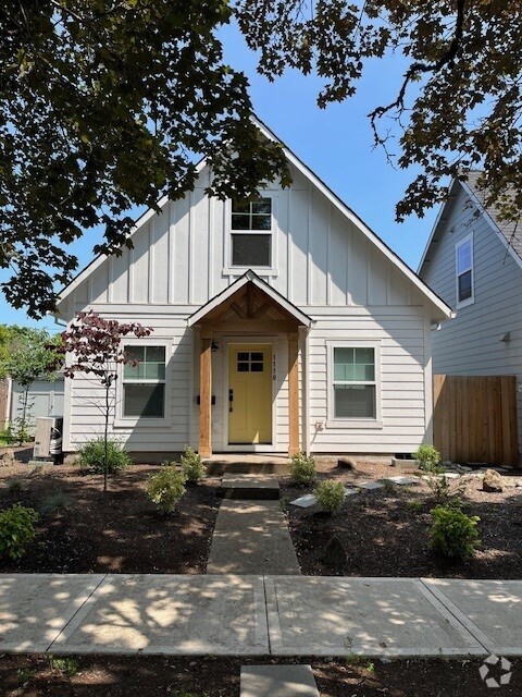 Building Photo - 1110 Cottage St NE Rental