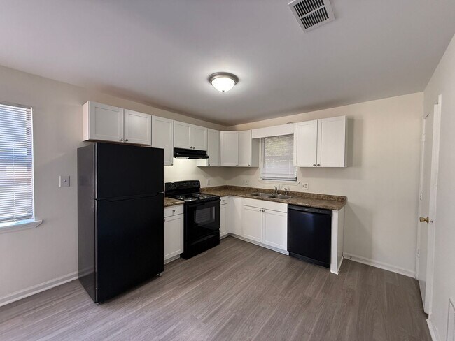 Photo - Cozy Pet-Friendly, 2-Bedroom, 1-Bath Duple... Unit 123 Lake Pl