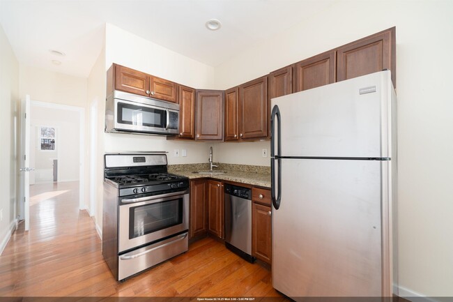 Photo - 169 Christopher Columbus Dr Unidad 4R Rental