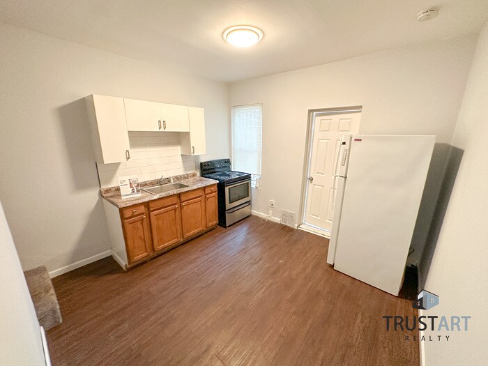 3 bedroom house with backyard and basement. - 3 bedroom house with backyard and basement.