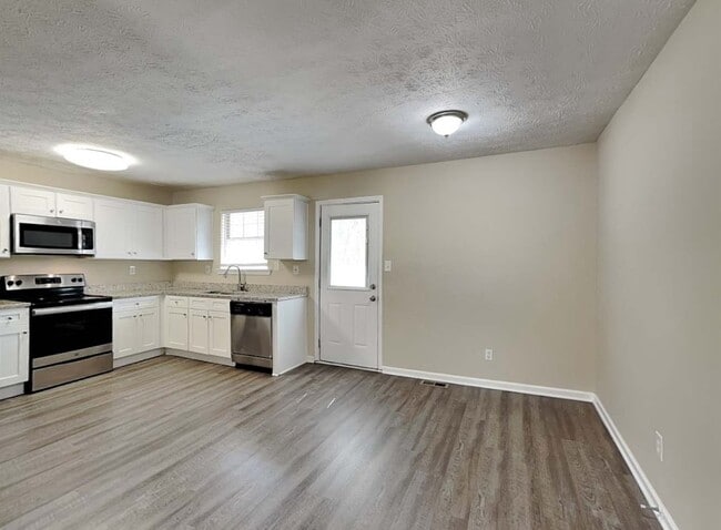 Photo - 2887 Rockcliff Rd SE