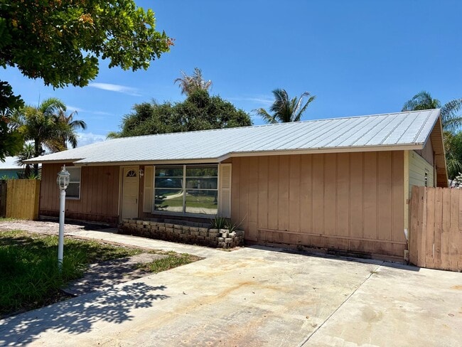 Building Photo - 3/2 Jensen Beach Home with fenced yard and no HOA