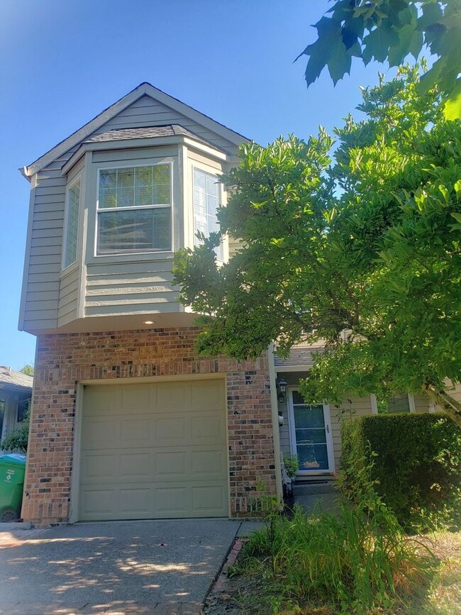 Building Photo - Wonderful John's Landing Updated Townhouse...