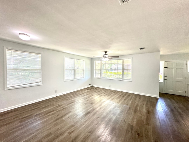 Photo - 1104 Williams St