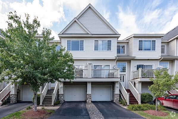 Building Photo - Like New 2 Bed/2 Bath Townhome With Amenit...