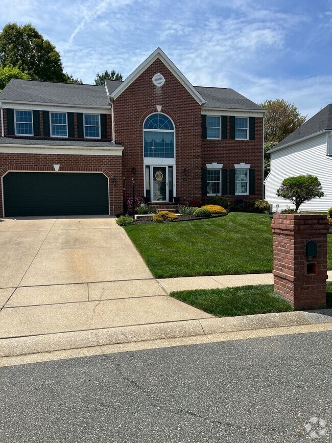 Building Photo - Updated & Landscaped 4 Bedroom, 4 Bath Hom... Rental