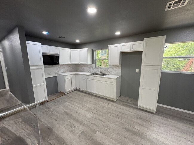 Photo - 5724 N Frankfort Ave