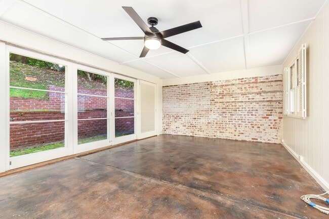 Photo - Rare Find: Tantalus Rustic Charm: Large: 1 Bdr/1 Bth:- Electric Included