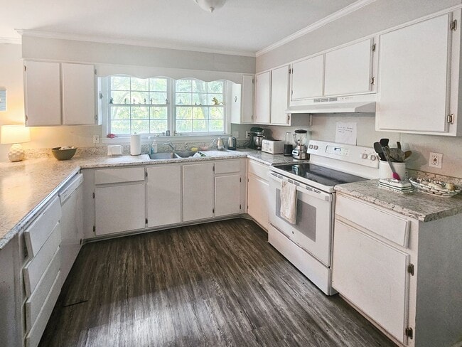 Photo - Charming brick home in beautiful Savannah offering four bedrooms and 2.5 bathrooms, Prime location!