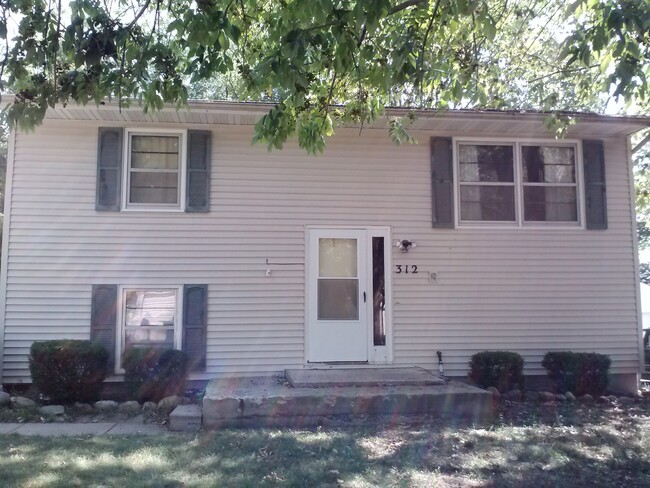 AVAILABLE AUGUST 1st! 3 Bedroom House-312 ... - AVAILABLE AUGUST 1st! 3 Bedroom House-312 ...