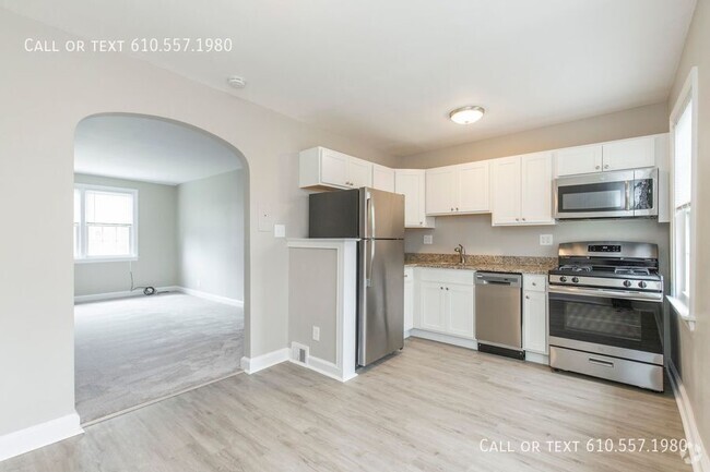 Building Photo - Updated 2 Bedroom 1 Bath, second floor apa... Unit 2 Rental