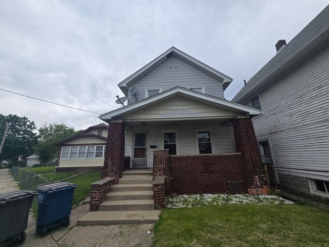 Building Photo - 3 Bedroom House
