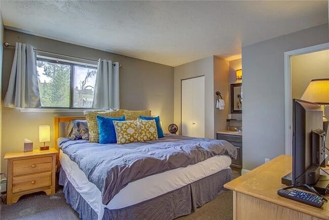 Photo - Buffalo Ridge - Spacious unit with Wifi, Covered Parking & Clubhouse