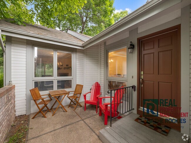 Building Photo - Bright and Updated Townhouse with Finished...