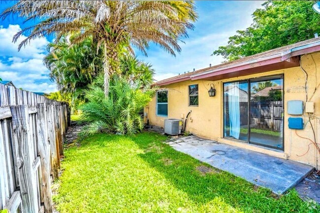 Building Photo - 4259 Royal Banyan Way Unit B Rental