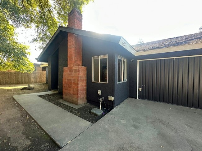 Building Photo - 1711 E Paradise Ave