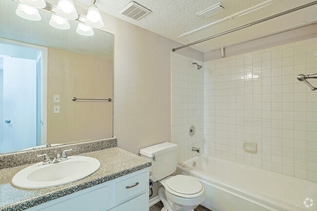 2BR, 2BA - 899SF - Bathroom