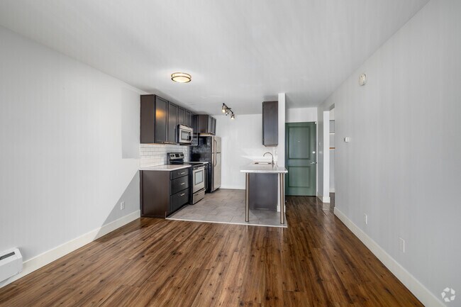 1BR, 1BA - 675SF - Kitchen / Living Room