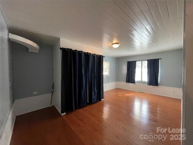 Photo - 5311 Princess St