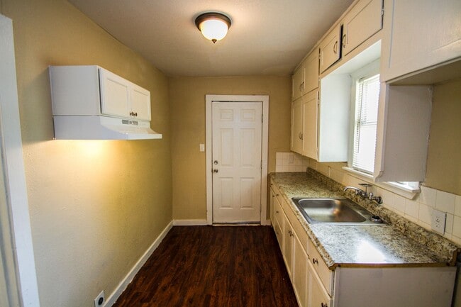 Building Photo - Spacious Cozy Home in Eastlawn