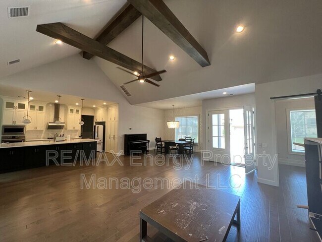 Photo - 440 St Claire Dr