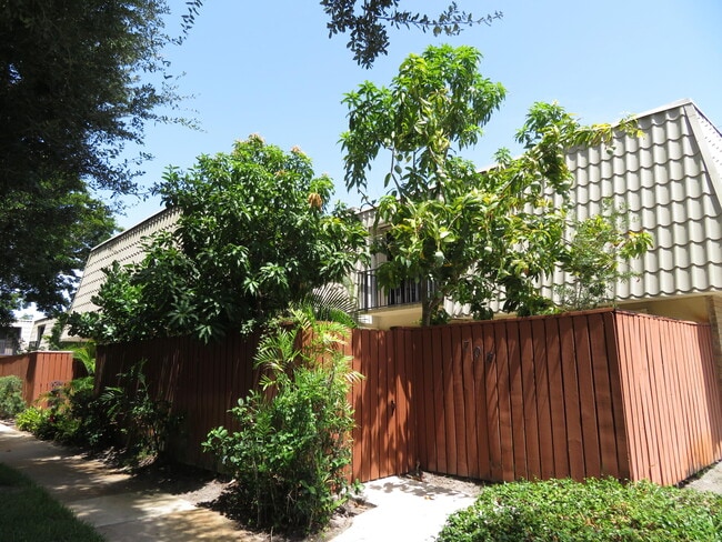 Building Photo - 1700 Embassy Dr Unit 708